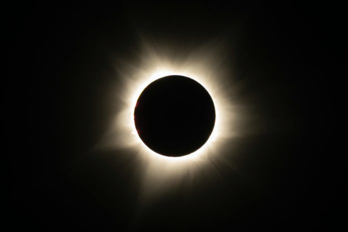 Foto de Eclipse Chasers: https://www.pexels.com/es-es/foto/cielo-noche-luna-astronomia-18285260/